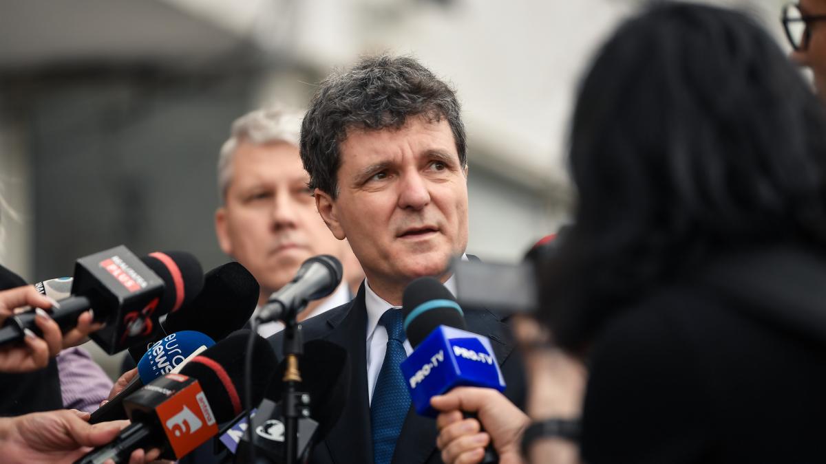 Nicusor Dan Nu poti combate sistemul cand esti liderul lui Intre un caine care latra si unul