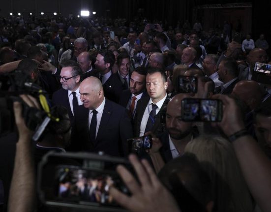 Razboiul intern in PNL continua Liberalii din aripa Vestea solicita anularea deciziilor luate in Congres