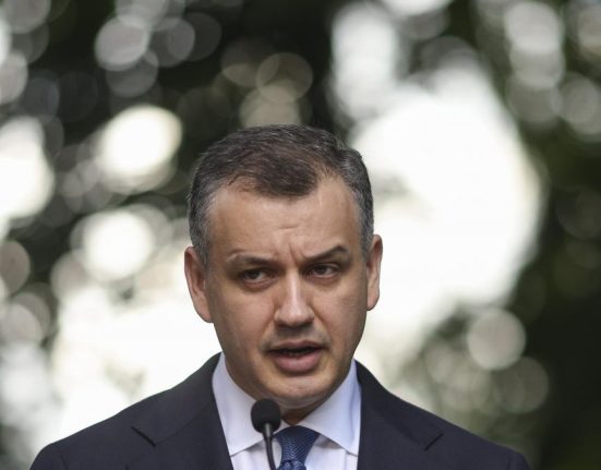 Tomac il critica pe Bolojan Nu poti construi o cariera solida pe angajamente care astazi sunt