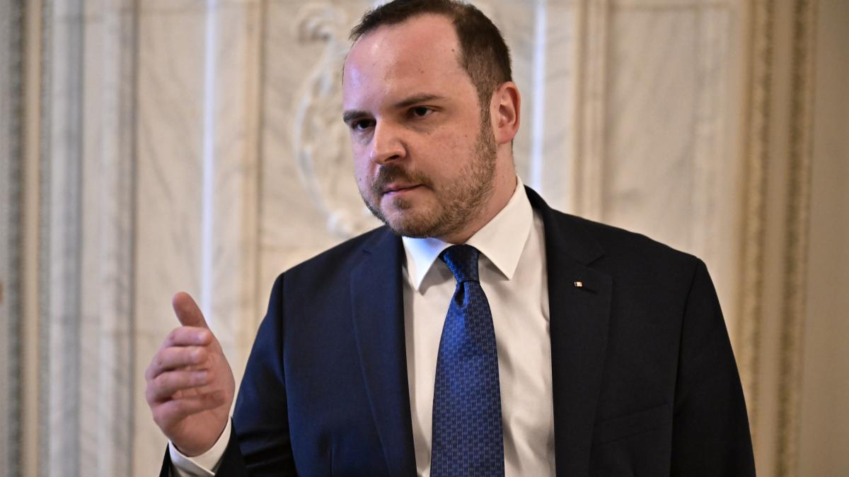 rogobete reforma nu se poate realiza prin ipocrizie nu exista o singura persoana capabila sa aduca reforma