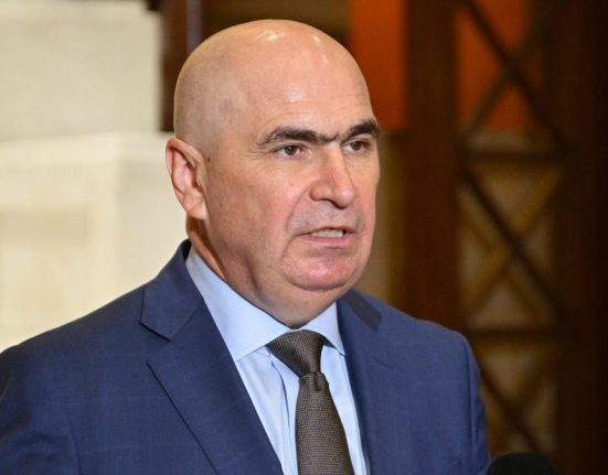 Bolojan ar putea sesiza CCR cu privire la salariile restante ale magistratilor Guvernul semnaleaza un conflict