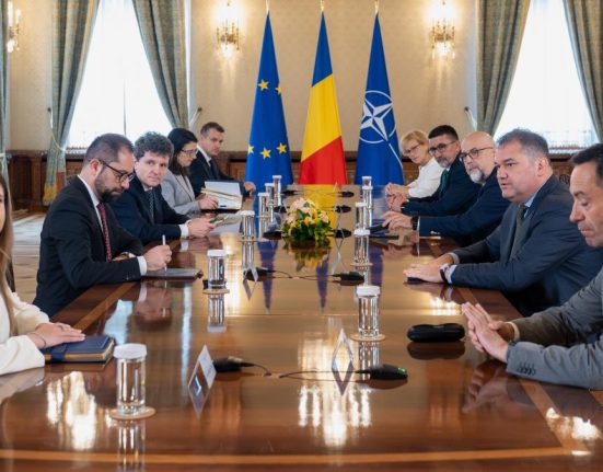 Inainte de intalnirea cu Nicusor Dan Kelemen Hunor ii indeamna pe PSD PNL si USR sa