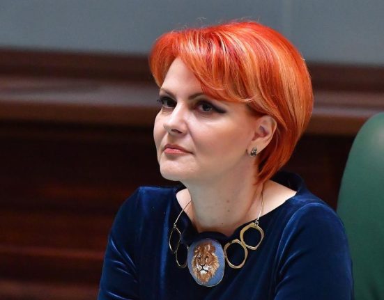 Lia Olguta Vasilescu despre Legea salarizarii Statul roman va avea pierderi duble anual comparativ cu cat