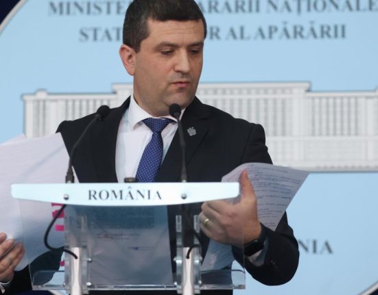 Miruta Comandantul de la Murfatlar isi deconta incaltamintea si hainele prin contabilitatea unitatii