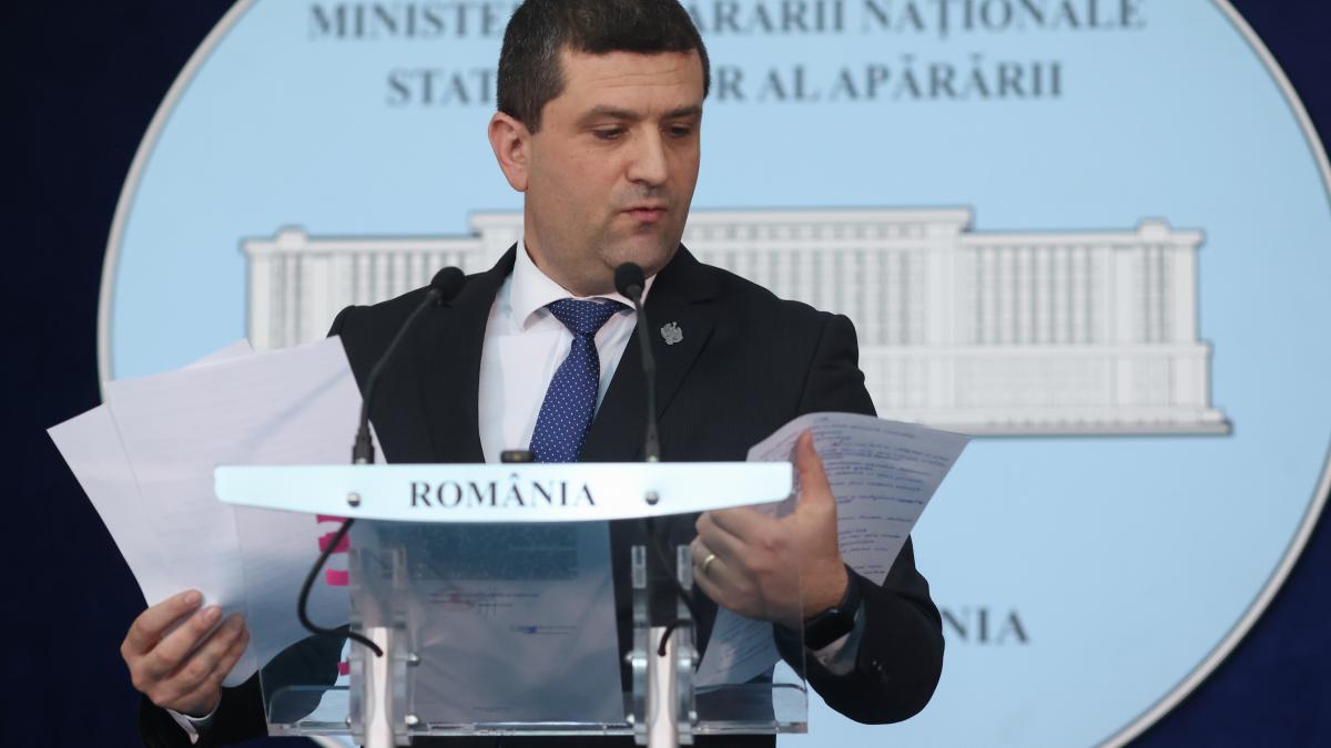 Miruta Comandantul de la Murfatlar isi deconta incaltamintea si hainele prin contabilitatea unitatii