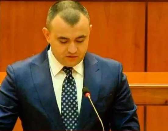 Bolojan aprobă 650 de milioane de euro pentru fotovoltaice și stocare