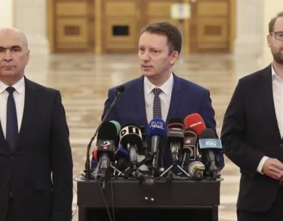 Nicușor Dan, moment de tandrețe cu Mirabela Grădinaru pe aeroport