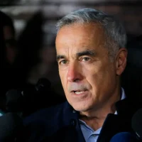 Al doilea mesaj al lui Călin Georgescu pentru fanii din fața arestului: „Pe unii vă aud”