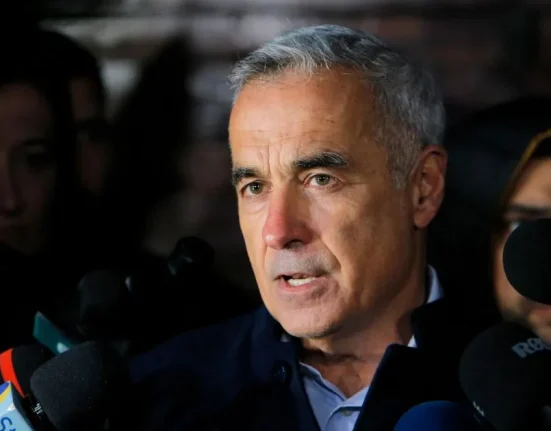 Al doilea mesaj al lui Călin Georgescu pentru fanii din fața arestului: „Pe unii vă aud”