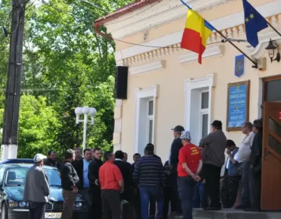 Impozitul pe balcoane nu se dublează, dar cei care le-au închis fără proiect riscă amendă