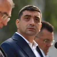 Scandal în Parlament între USR și PSD: avioane de jucărie, pancarte și certuri