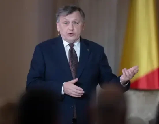 Simion, după învestirea Guvernului Niculescu: „Capul sus, români! Nu deznădăjduim”