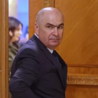Susținătorii lui Călin Georgescu se adună la Arestul Central, după apelul lui Simion