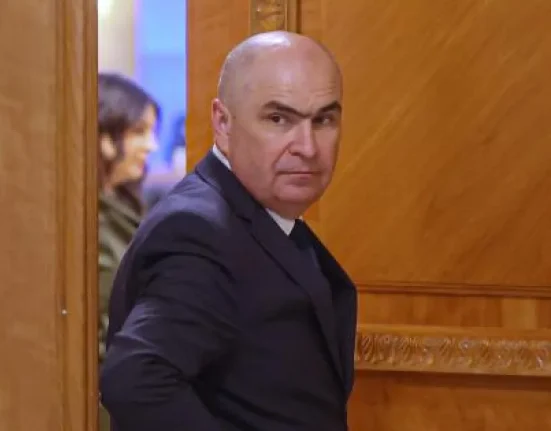 Susținătorii lui Călin Georgescu se adună la Arestul Central, după apelul lui Simion